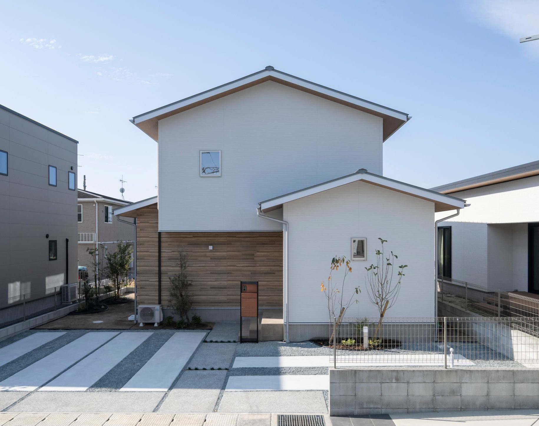 収納量抜群の家事楽間取り、吹き抜けリビングの開放的な住まい
