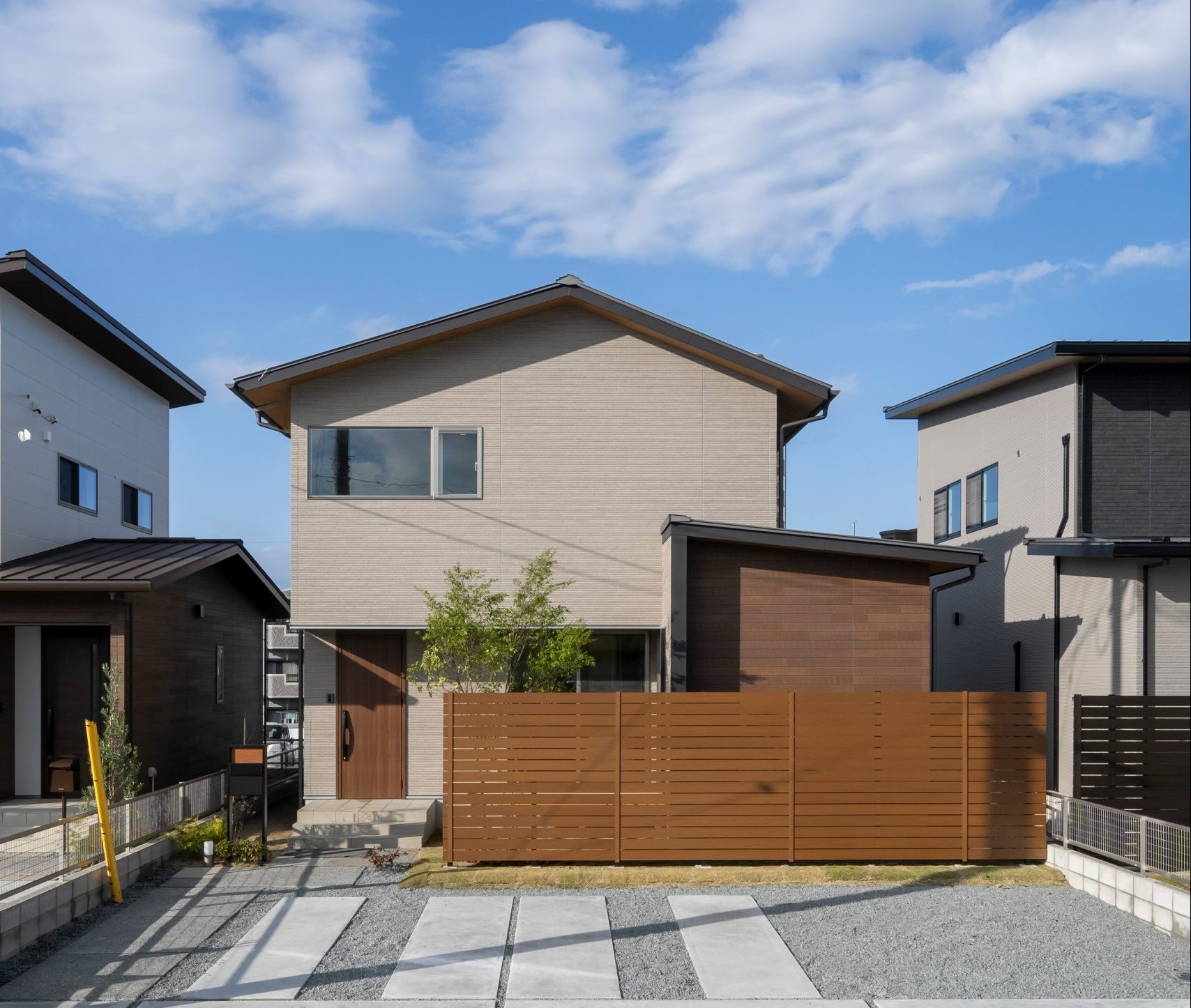 玄関から水廻りへ繋がるただいま動線、温かみのある住まい