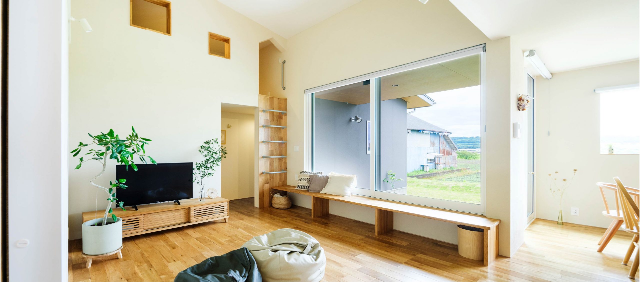 グレーと木と珪藻土の平屋