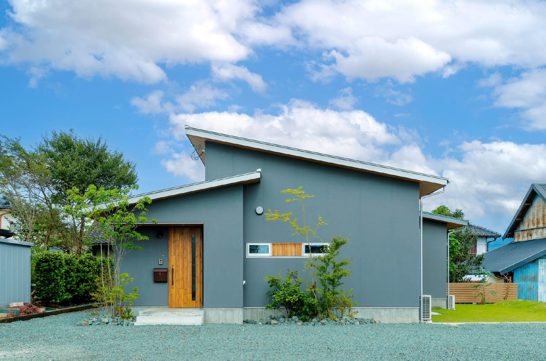 グレーと木と珪藻土の平屋