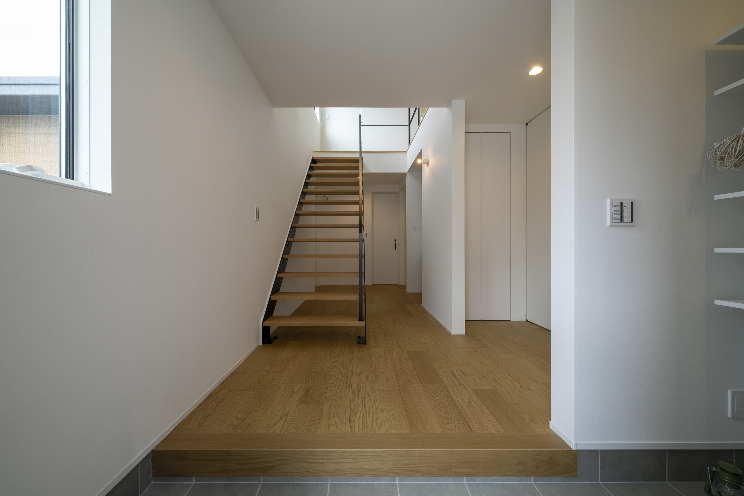 【長嶺西3丁目】内と外をつなぐ視線の抜け感、開放感あふれる2階リビングの住まい