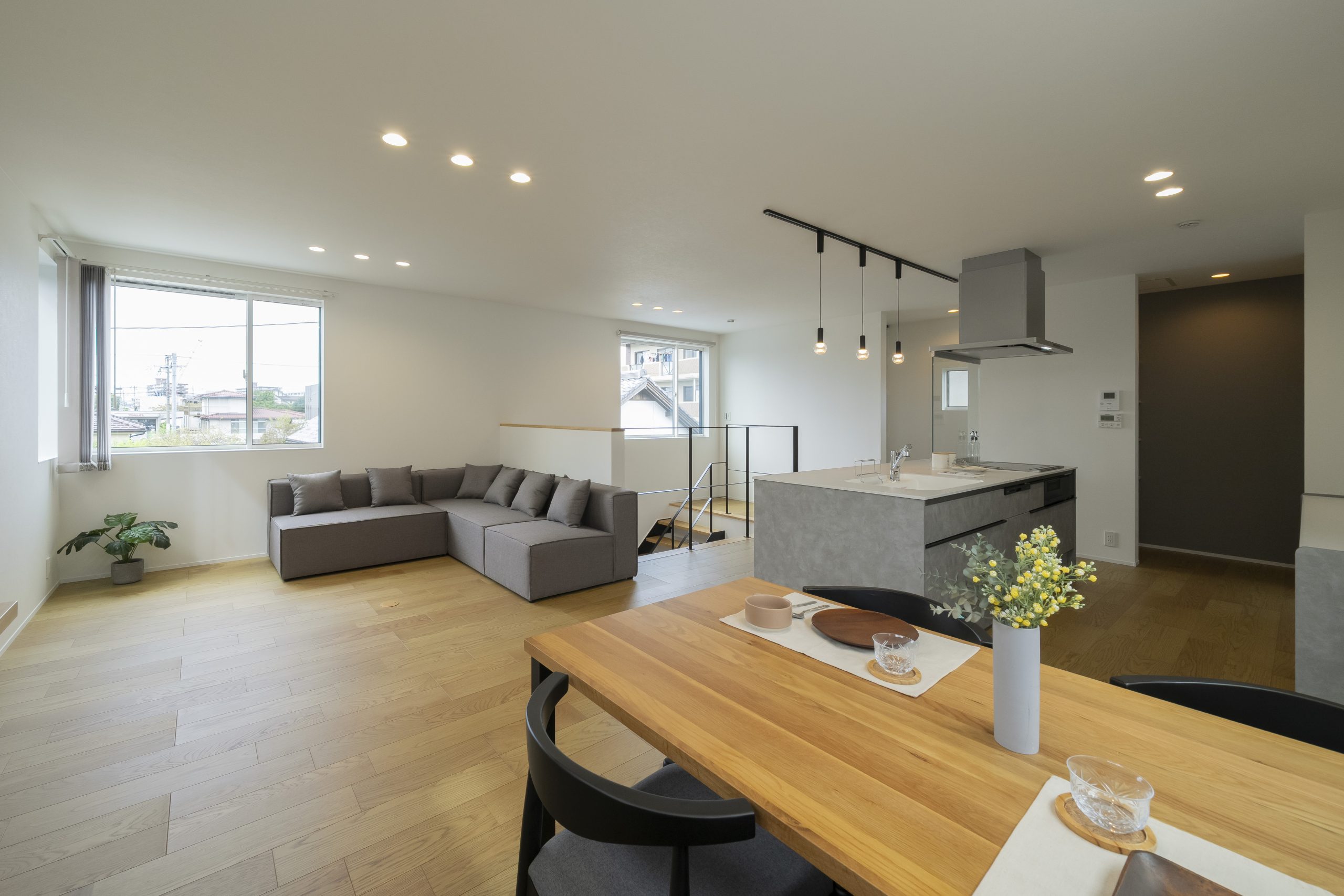 【長嶺西3丁目】内と外をつなぐ視線の抜け感、開放感あふれる2階リビングの住まい