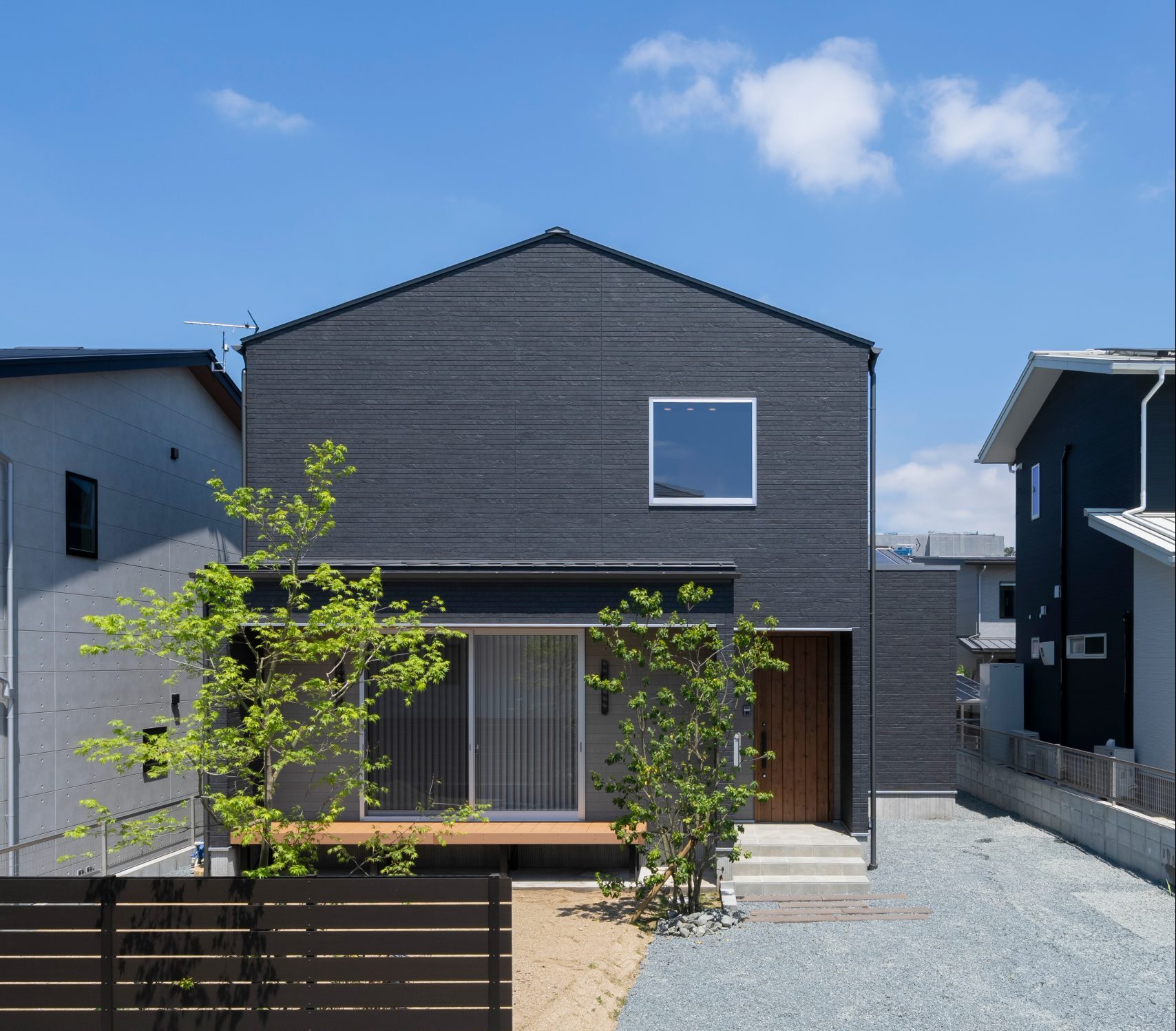 黒の外観と木目が彩る大人シックな住まい