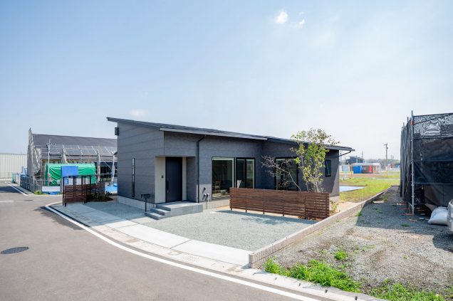 開放感のあるロフトと勾配天井、スタイリッシュな平屋