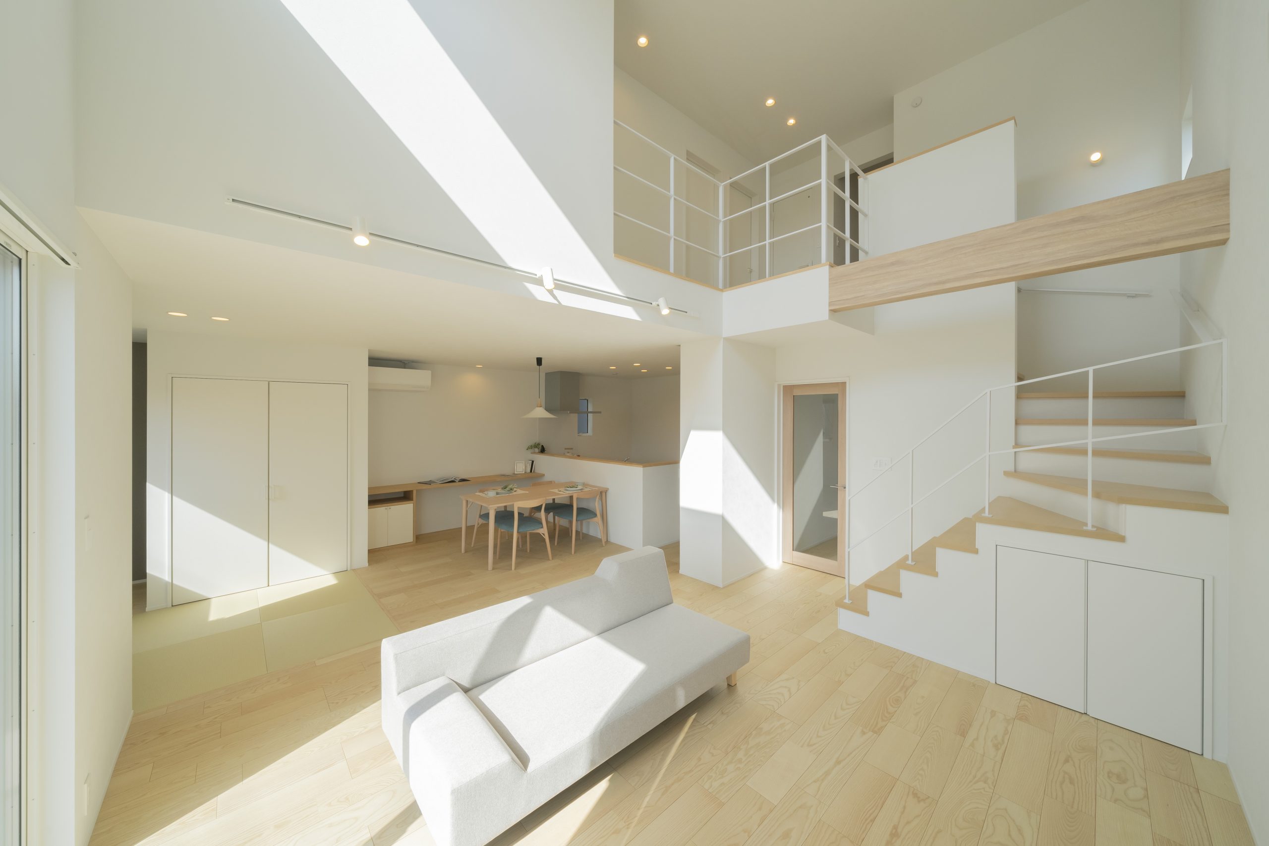北欧風の三角屋根の住まい