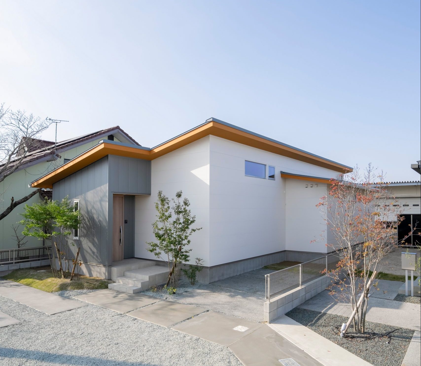 木調の勾配天井の開放感と温かみ、洗礼されたスタイリッシュな平屋