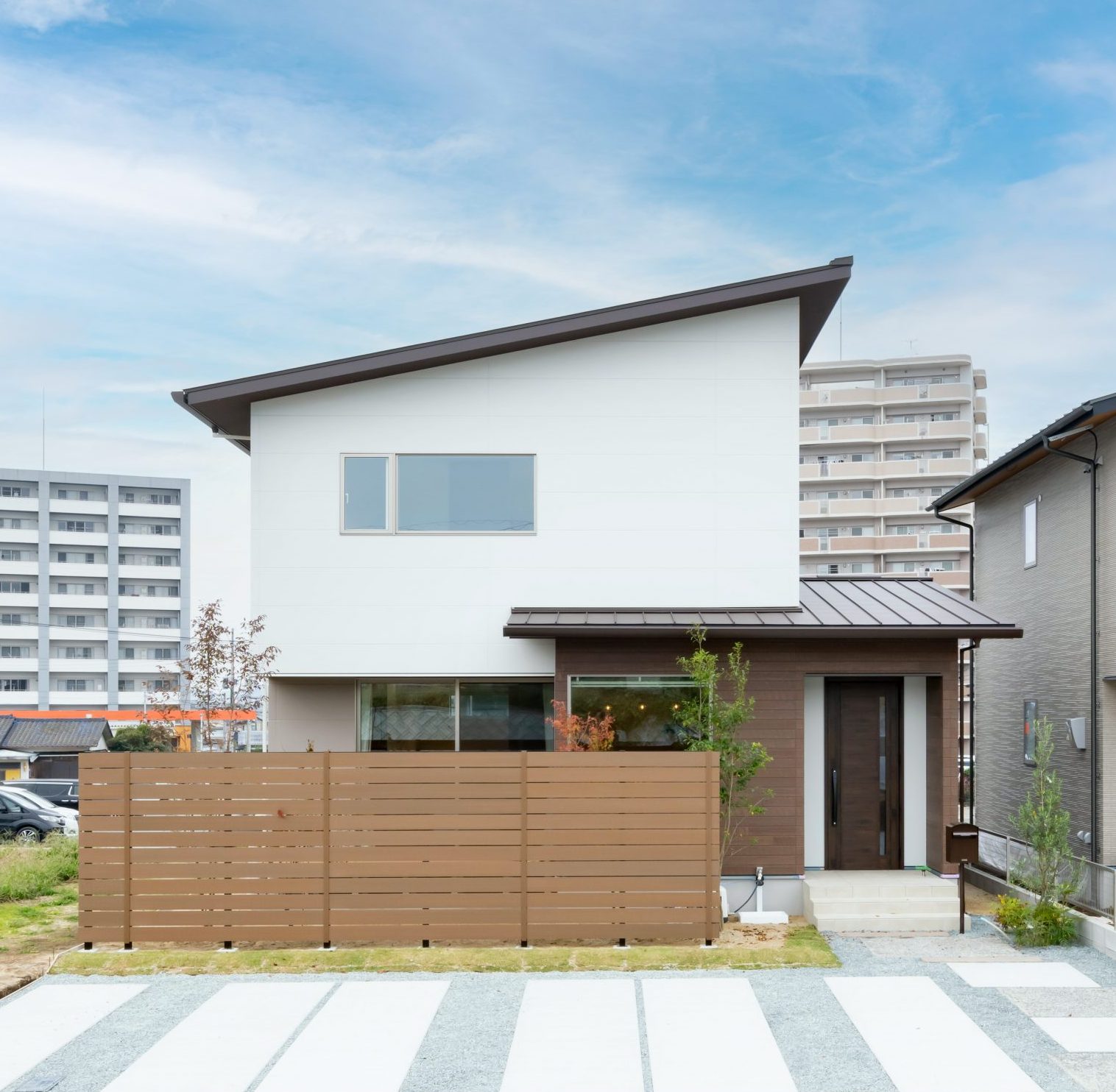 玄関からパントリーへ繋がる家事楽動線、大人シックな住まい