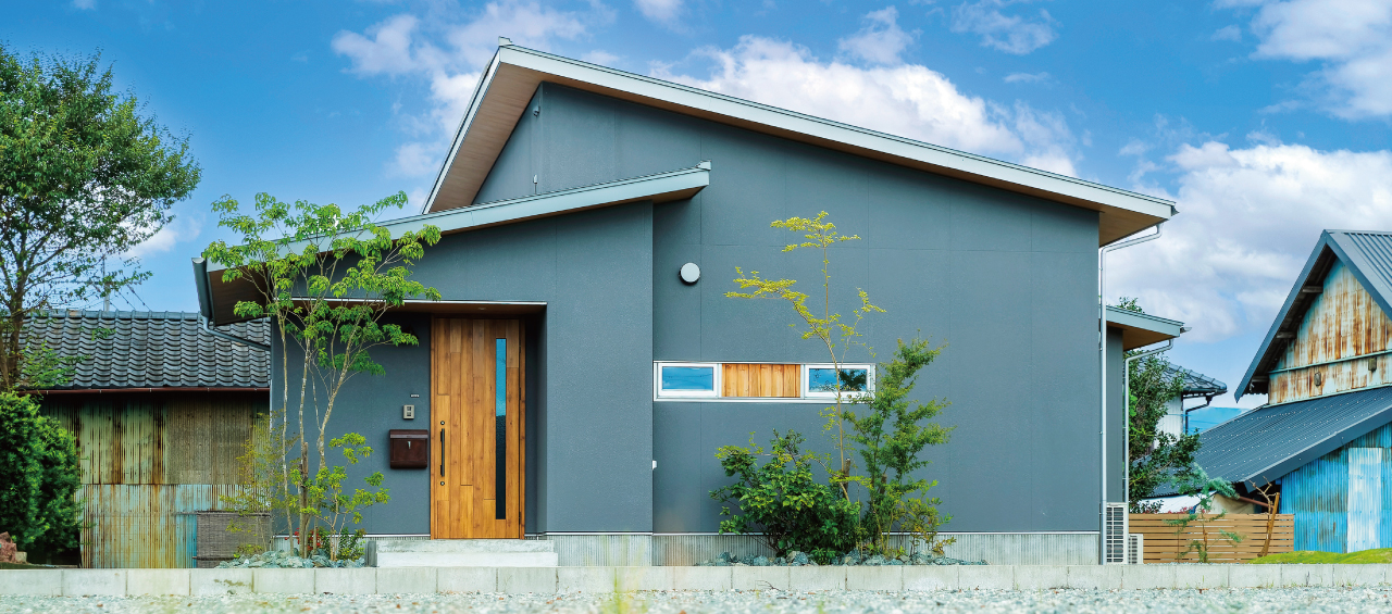 グレーと木と珪藻土の平屋
