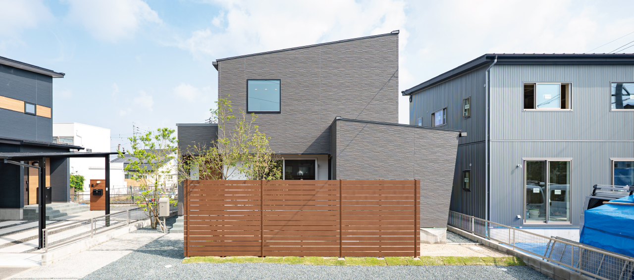 グレーに包まれ<br>木の優しさに安らぐ家