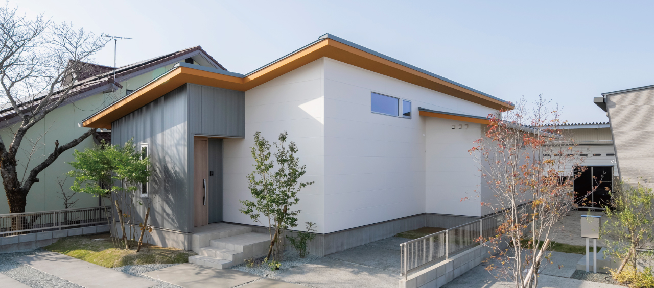 木目の勾配天井が彩る<br>温もりと洗練の平屋