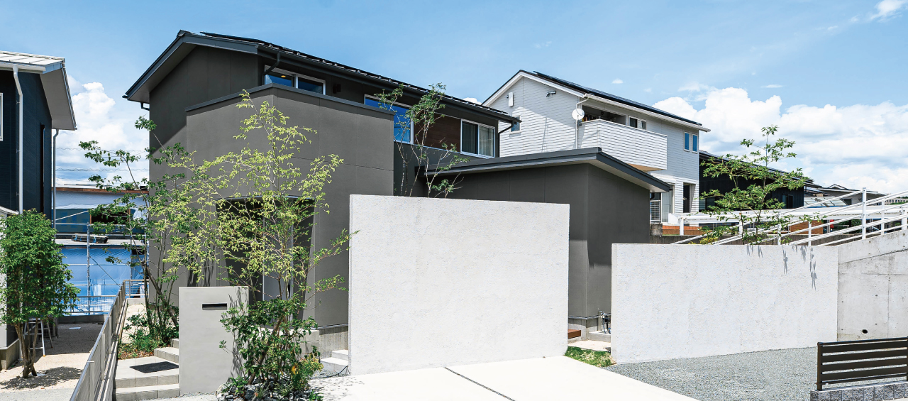 上質な空間と<br>プライベートな中庭のある家