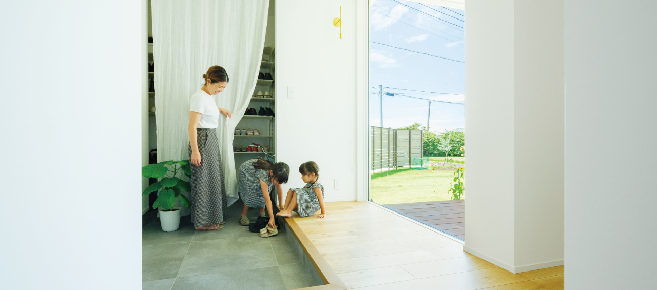 造作キッチンのある<br>真っ白塗り壁の平屋