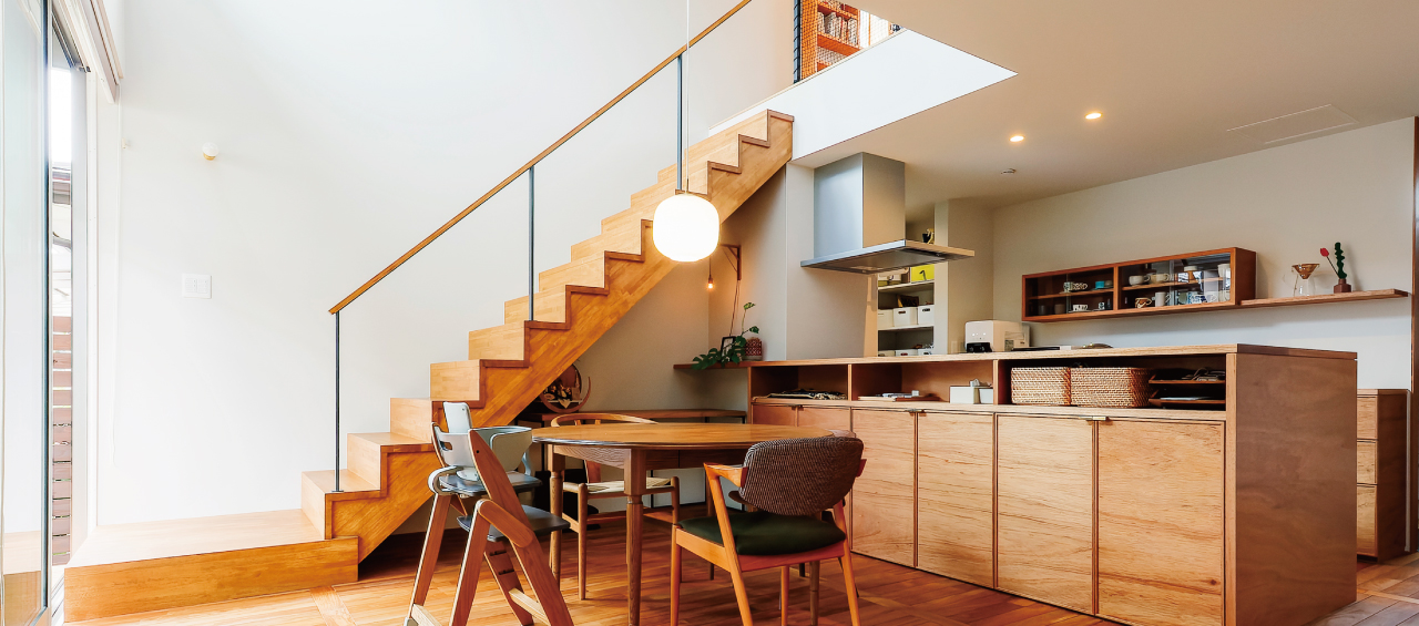 素材感を大切にした<br>三角屋根の家