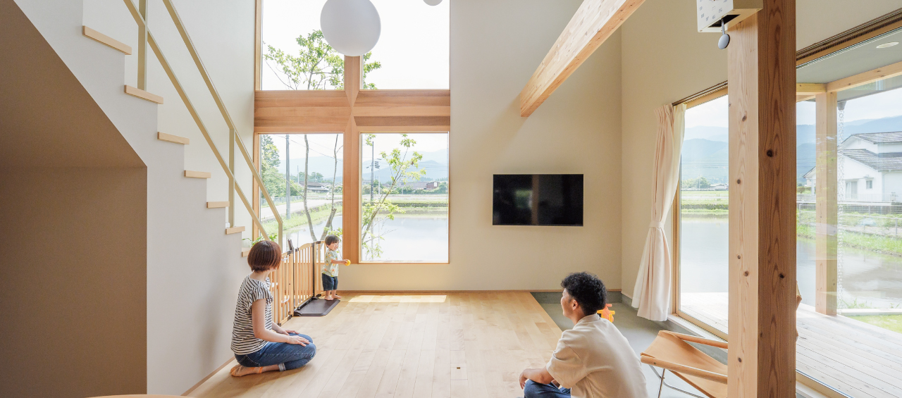 四季を捉える十字窓の家