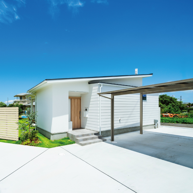 造作キッチンのある<br>真っ白塗り壁の平屋