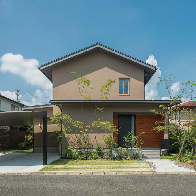 素材感を大切にした<br>三角屋根の家