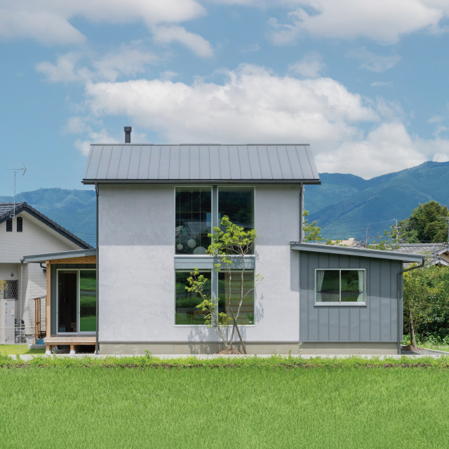 四季を捉える十字窓の家