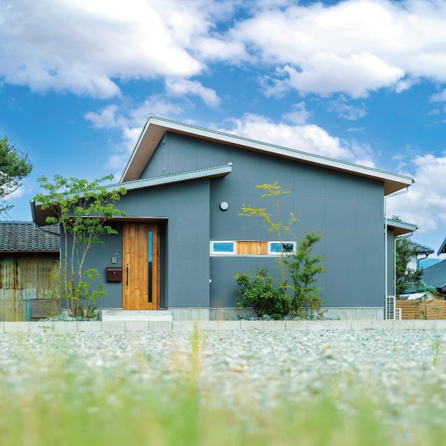 グレーと木と珪藻土の平屋