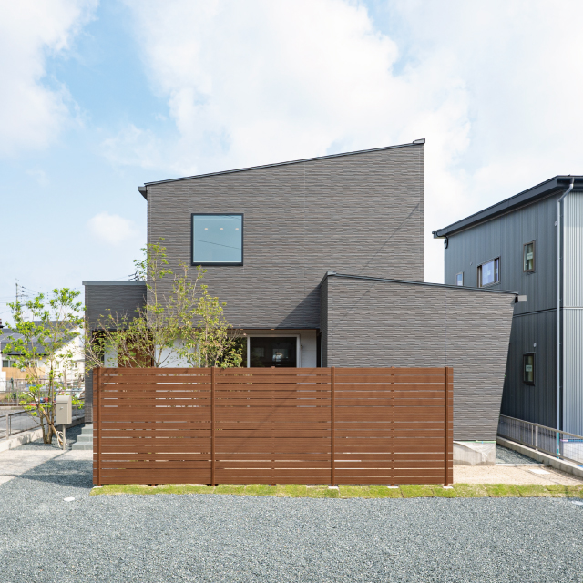 グレーに包まれ<br>木の優しさに安らぐ家