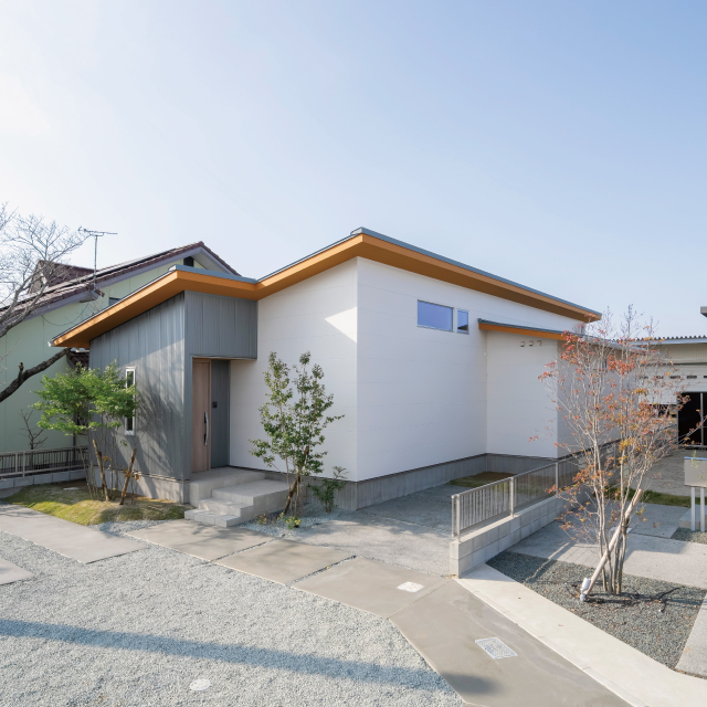 木目の勾配天井が彩る<br>温もりと洗練の平屋