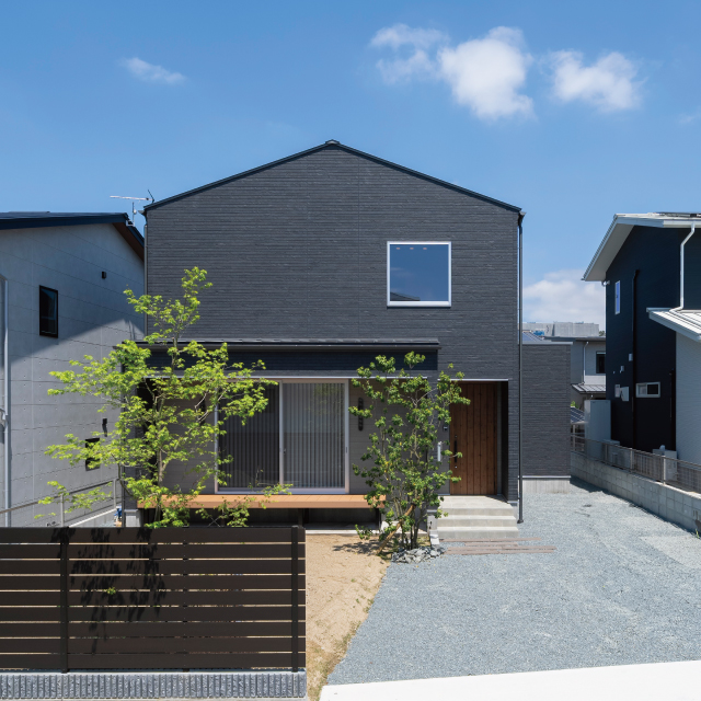 黒の外観と木目が彩る<br>大人シックな住まい