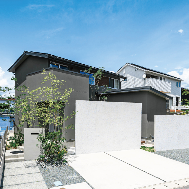 上質な空間と<br>プライベートな中庭のある家