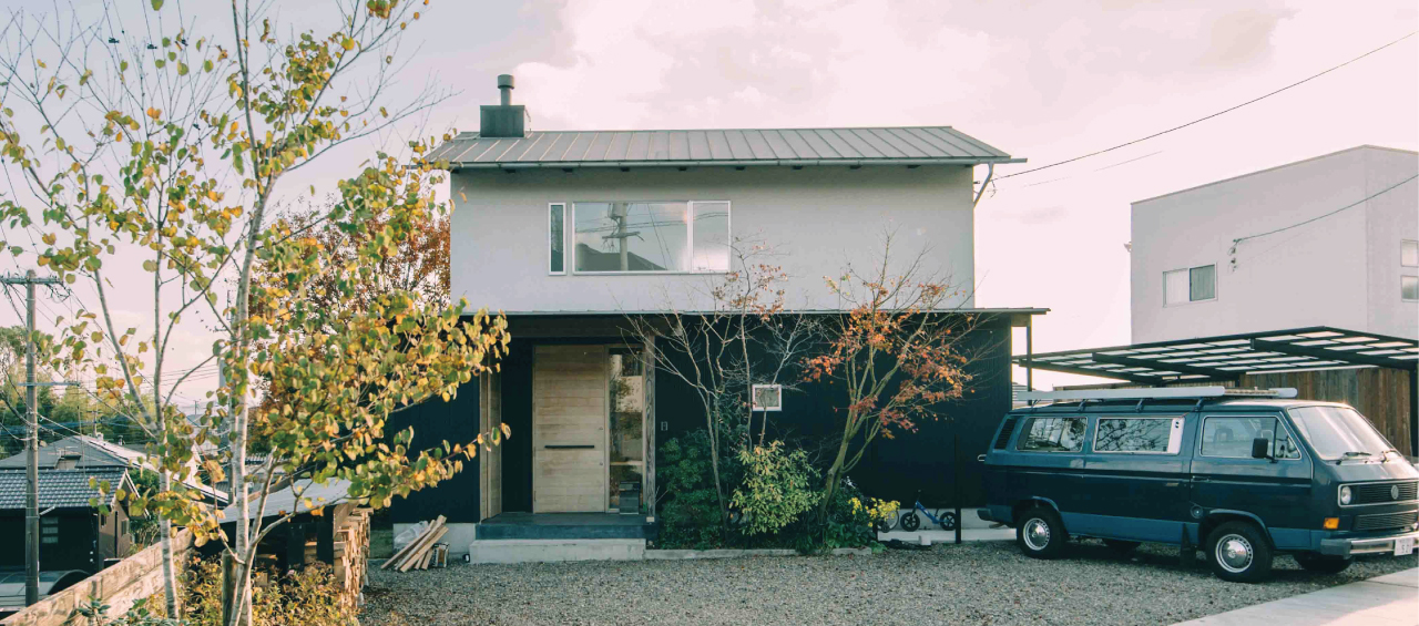 薪ストーブを囲む家