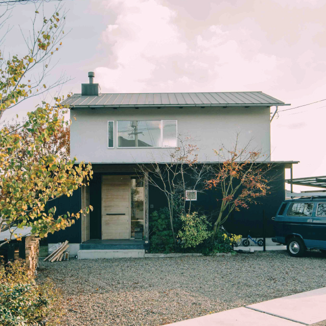 薪ストーブを囲む家